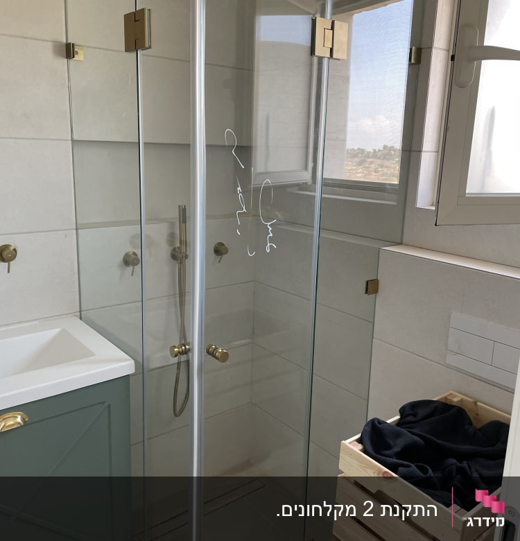 מקלחון זכוכית עם ראש מקלחת עגול ומוט תלייה